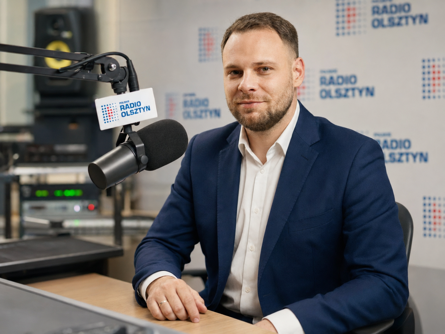 Rafał Malkiewicz w studiu Radia Olsztyn przy mikrofonie